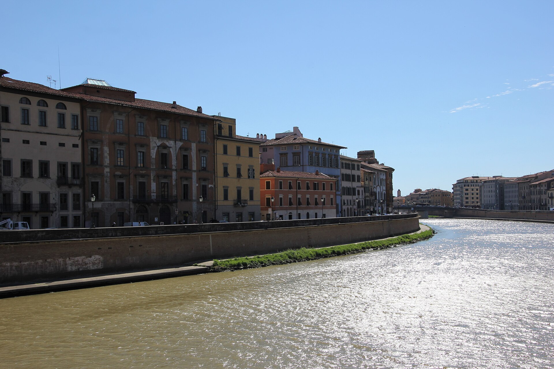 Evening on the Arno: Pisan cultural rituals at dusk